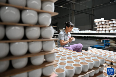 河北隆堯:陶瓷外貿訂單生產忙